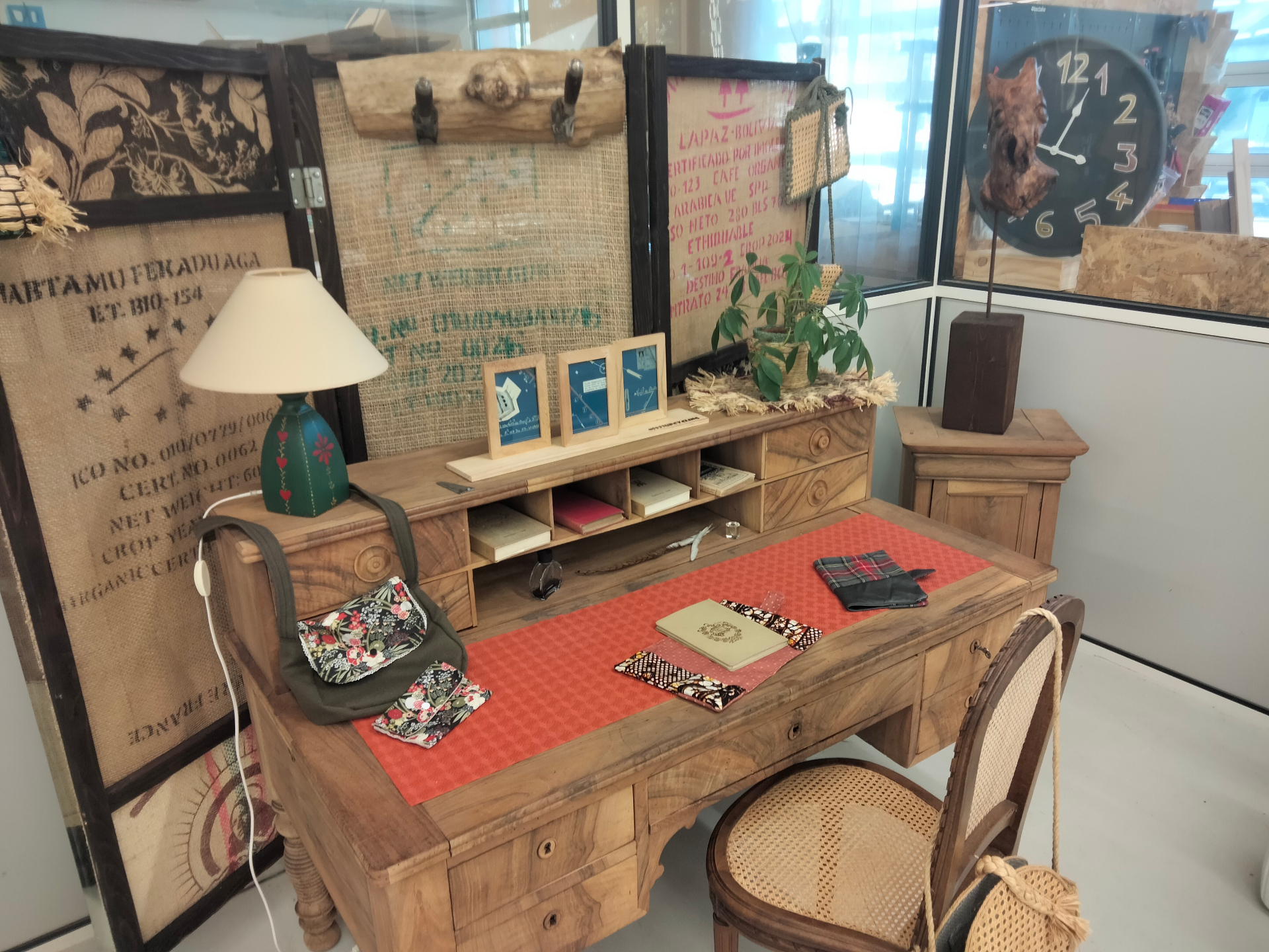 Bureau secrétaire restauré et créations textiles — atelier Upcycling