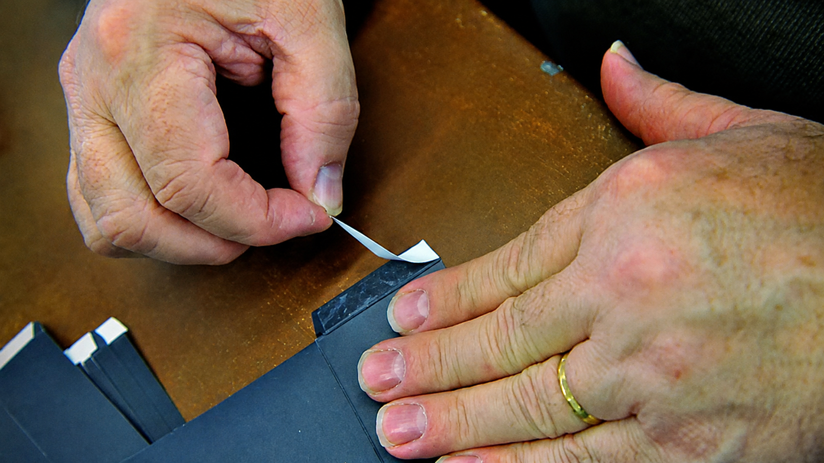 Travail manuel de conditionnement sur un produit
