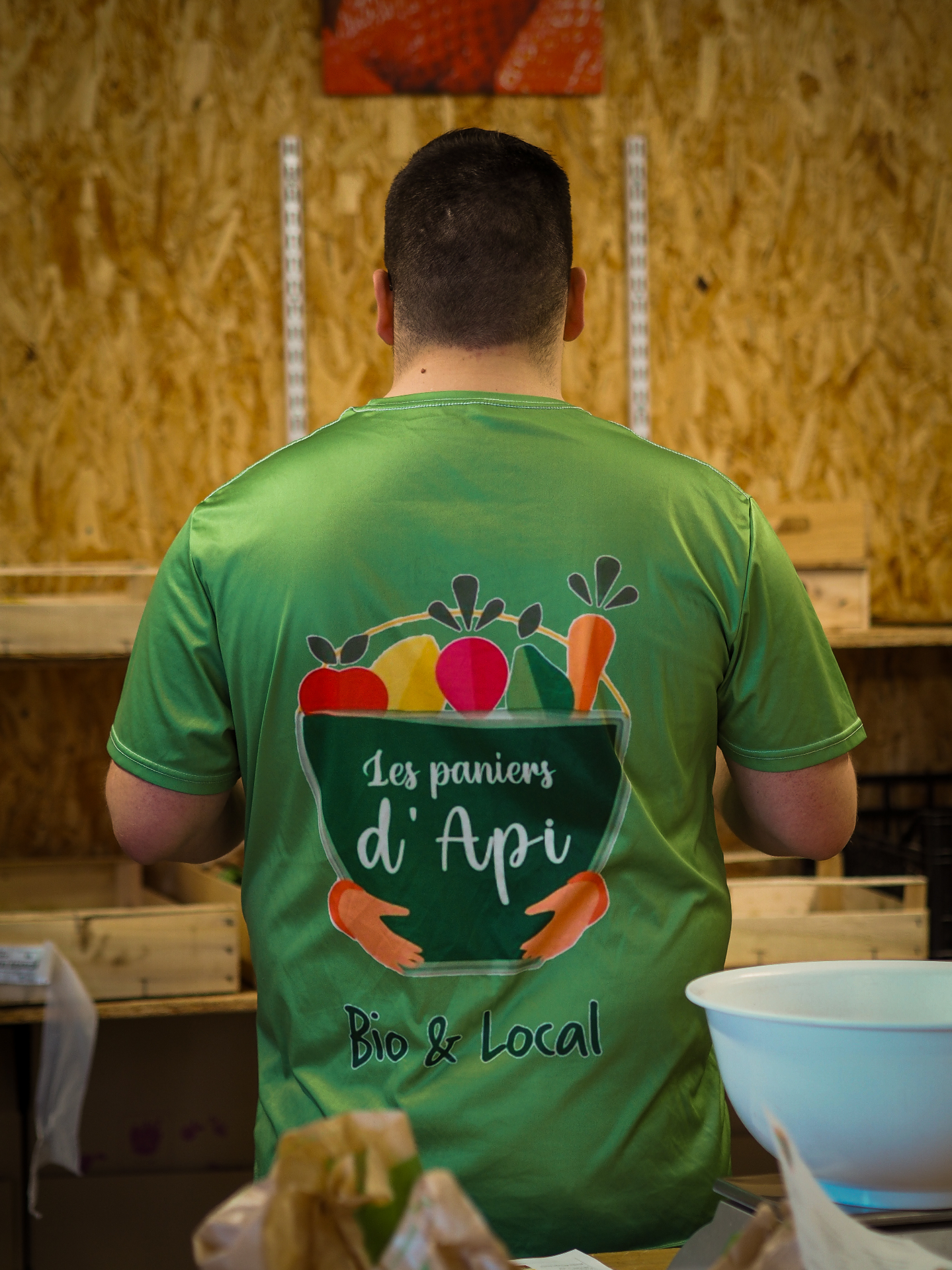 Travailleur de l'ESAT préparant les Paniers d'Api, t-shirt Bio & Local