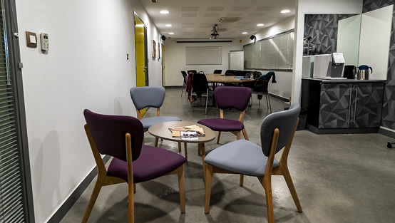 Salle de réunion avec fauteuils colorés