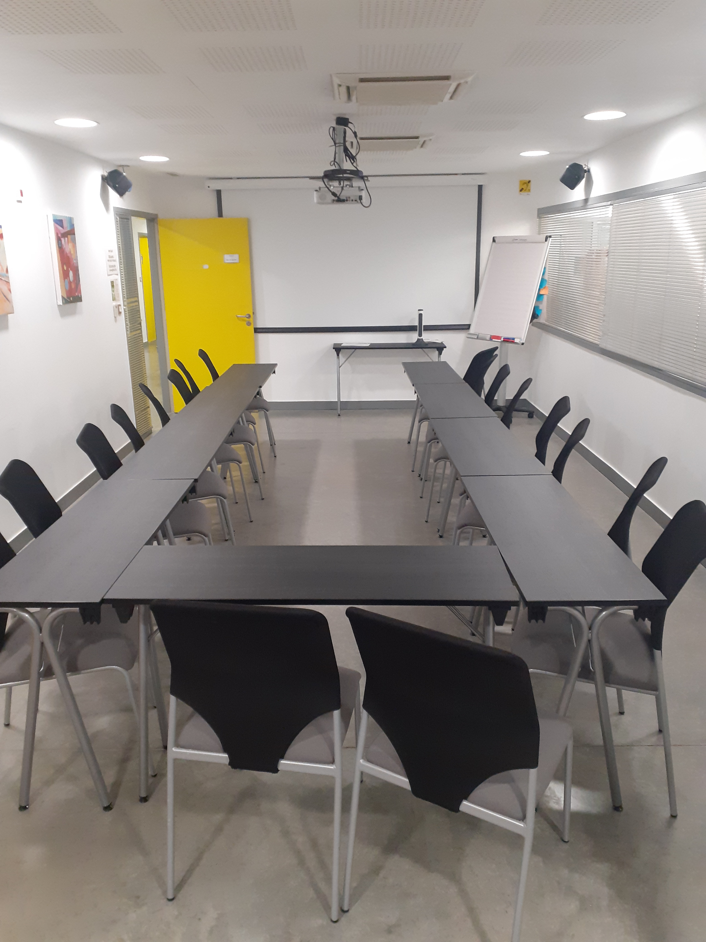 Salle de réunion équipée