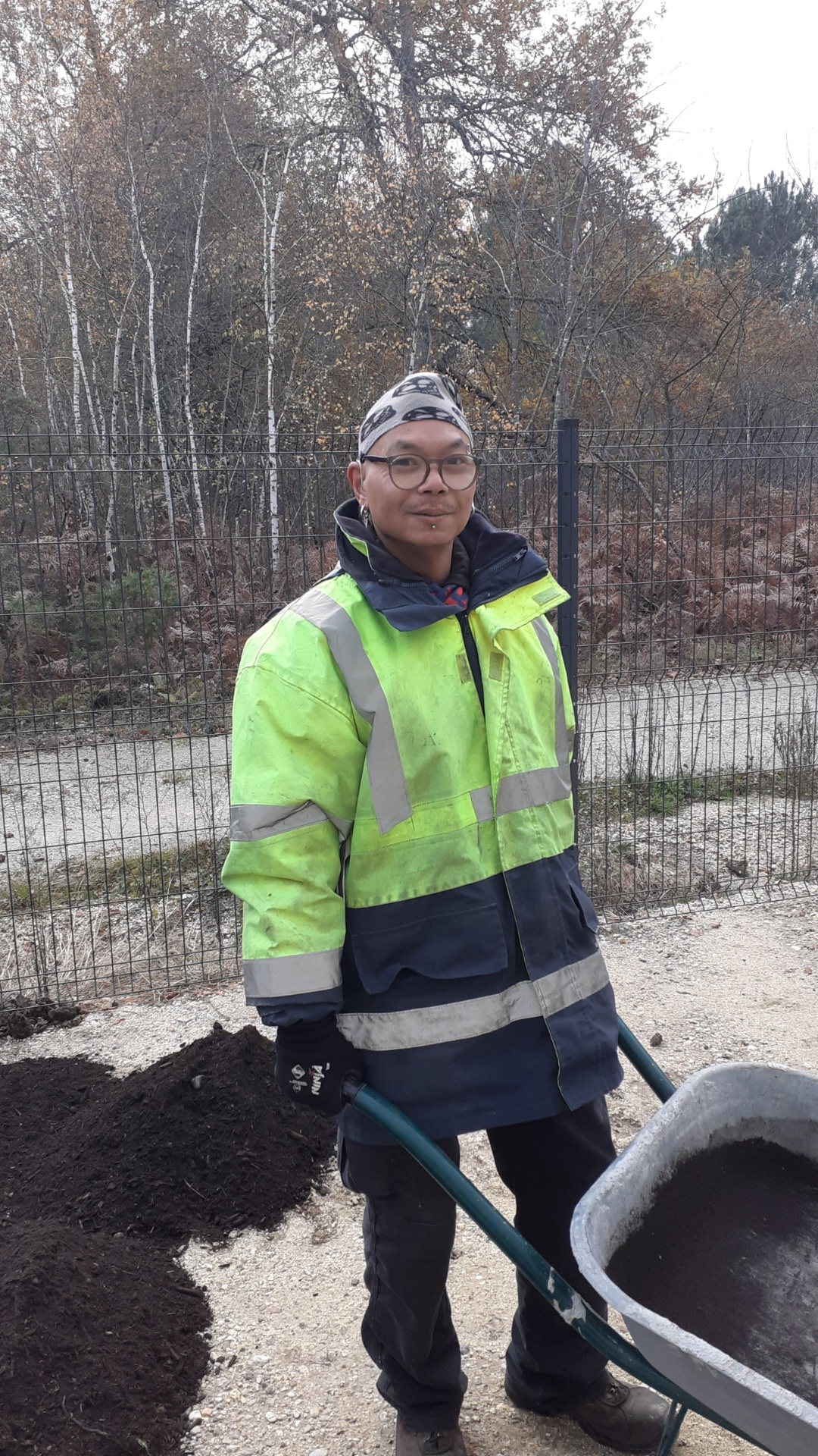 Équipier de l'ESAT au travail avec une brouette de compost