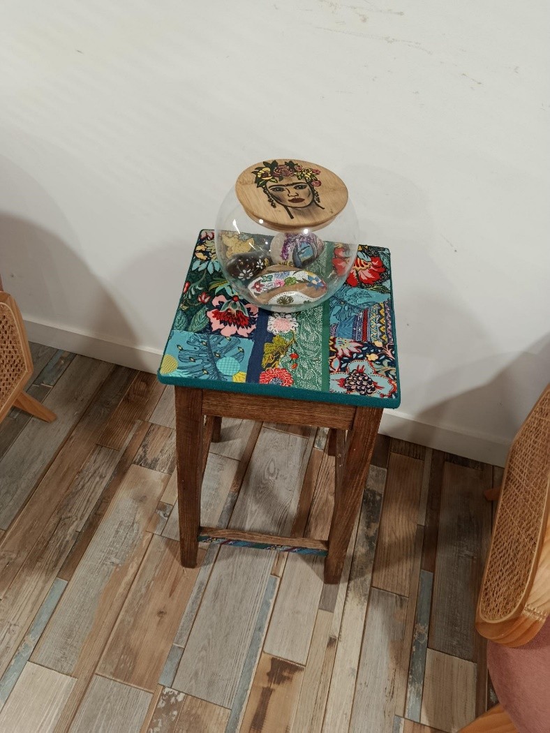 Tabouret recouvert d'un patchwork de tissus